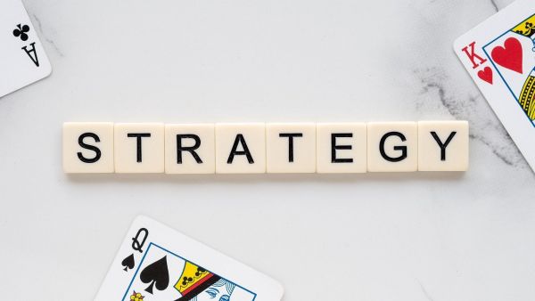 Nel contesto aziendale odierno, caratterizzato da una crescente attenzione al benessere dei dipendenti, strumenti come gli obiettivi SMART e gli OKR possono rappresentare un punto di svolta.